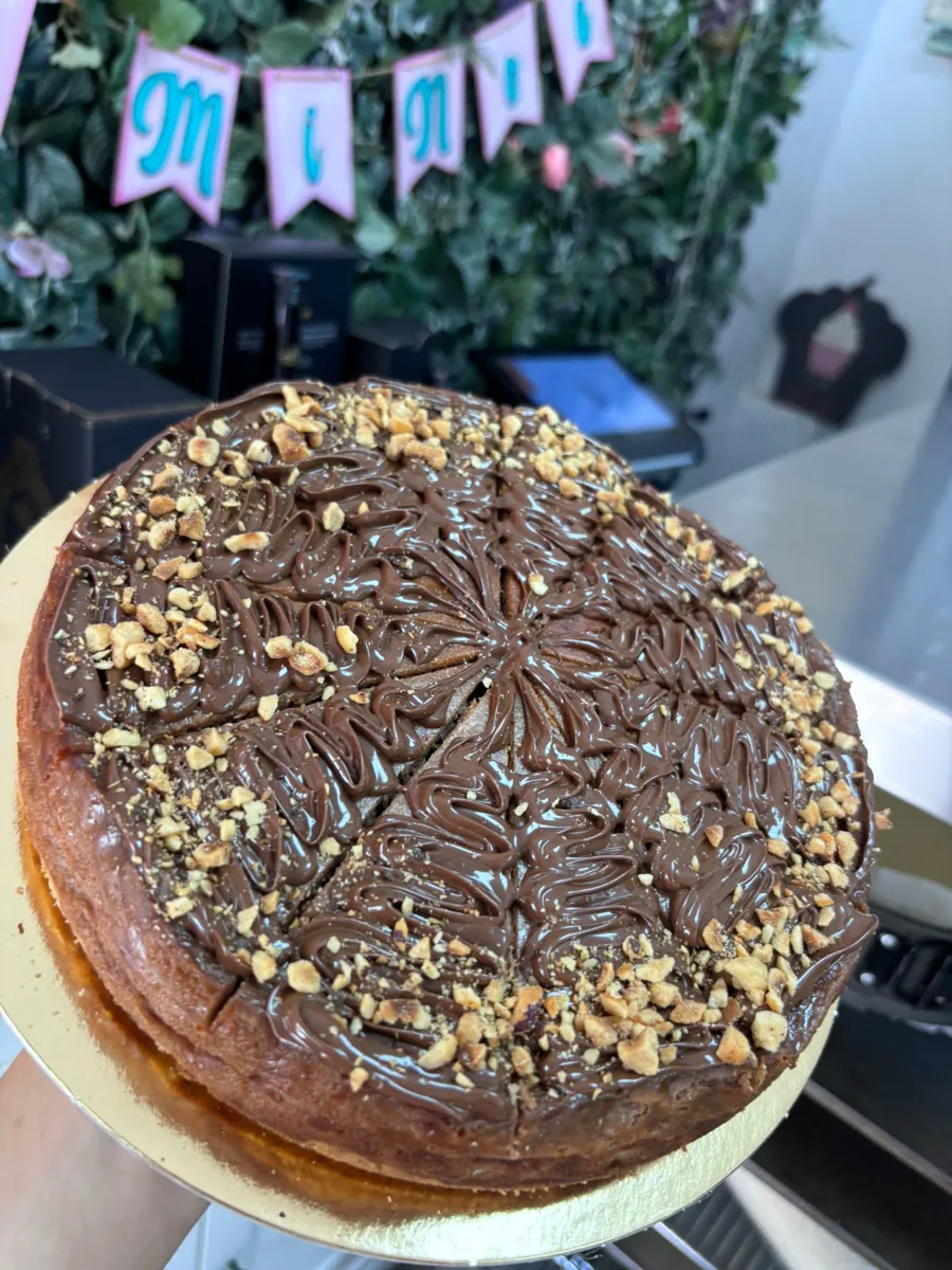 Cheesecake artesanal de chocolate y frutos secos marcado en porciones para servir