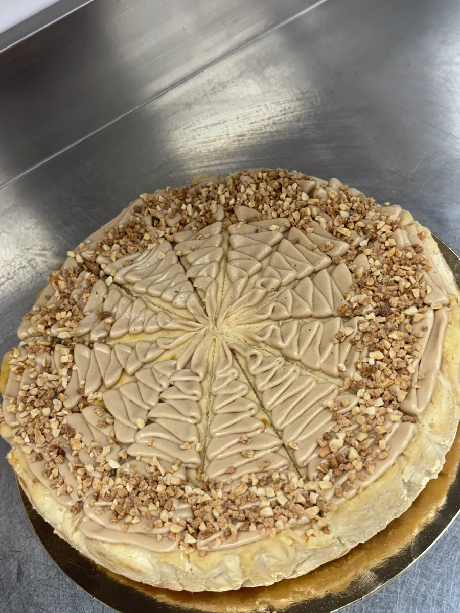 Cheesecake artesanal de crema y frutos secos marcado en porciones para hostelería