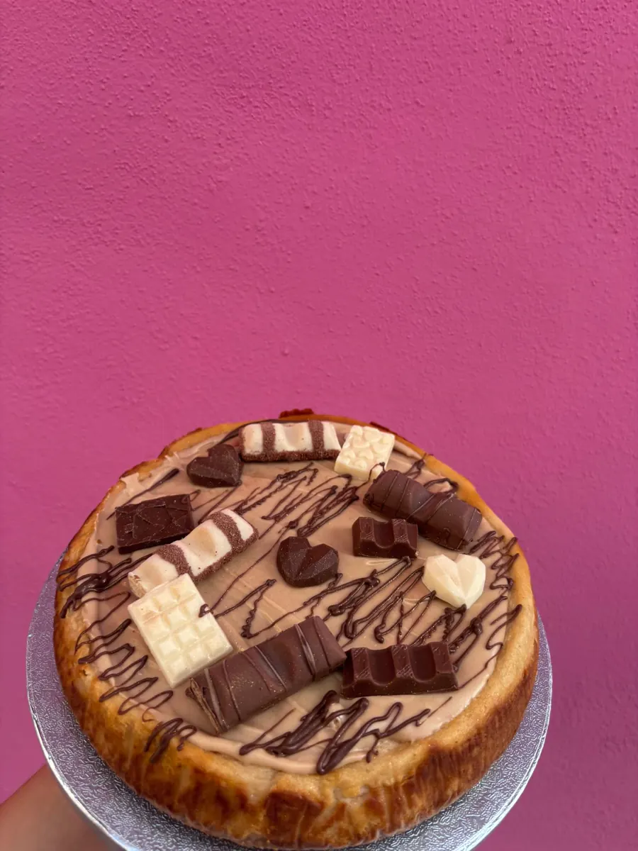 Cheesecake personalizada decorada con chocolates Kinder