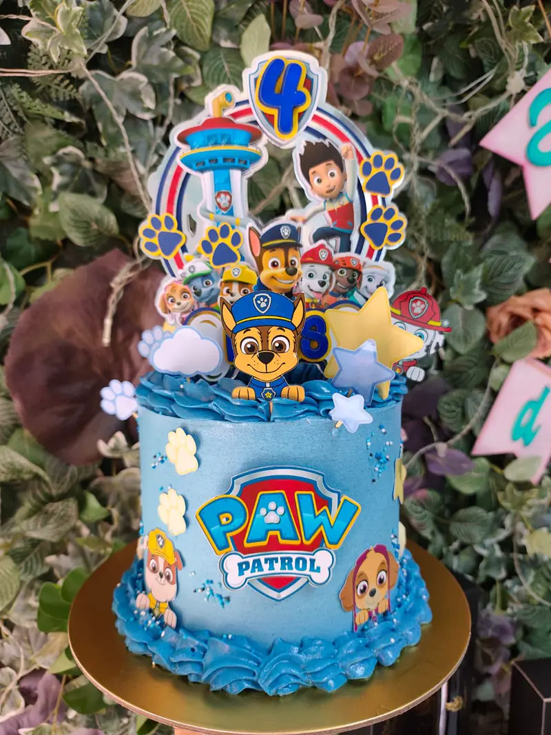 Tarta infantil azul personalizada con una decoración de la Patrulla Canina