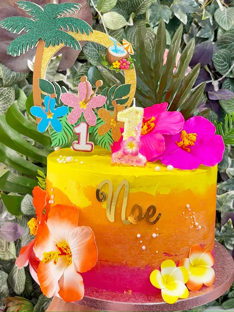 Tarta personalizada de primer cumpleaños con colores tropicales y flores