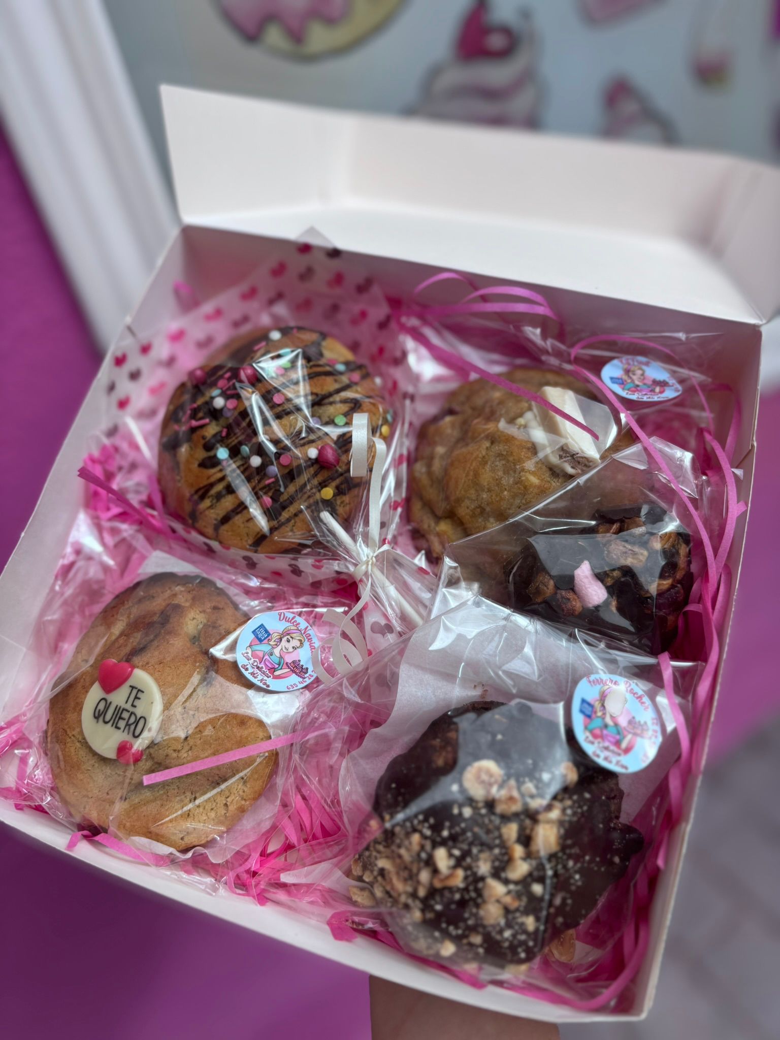Caja regalo con una selección de cookies y brownies de Las Delicias de Mi Noe
