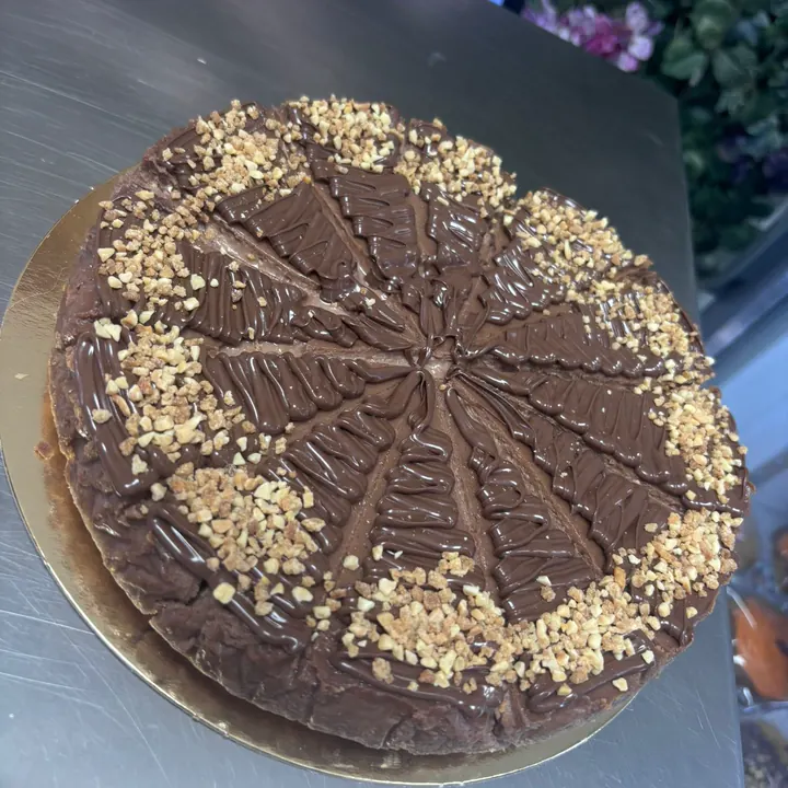 Cheesecake artesanal de chocolate marcado en porciones para un negocio