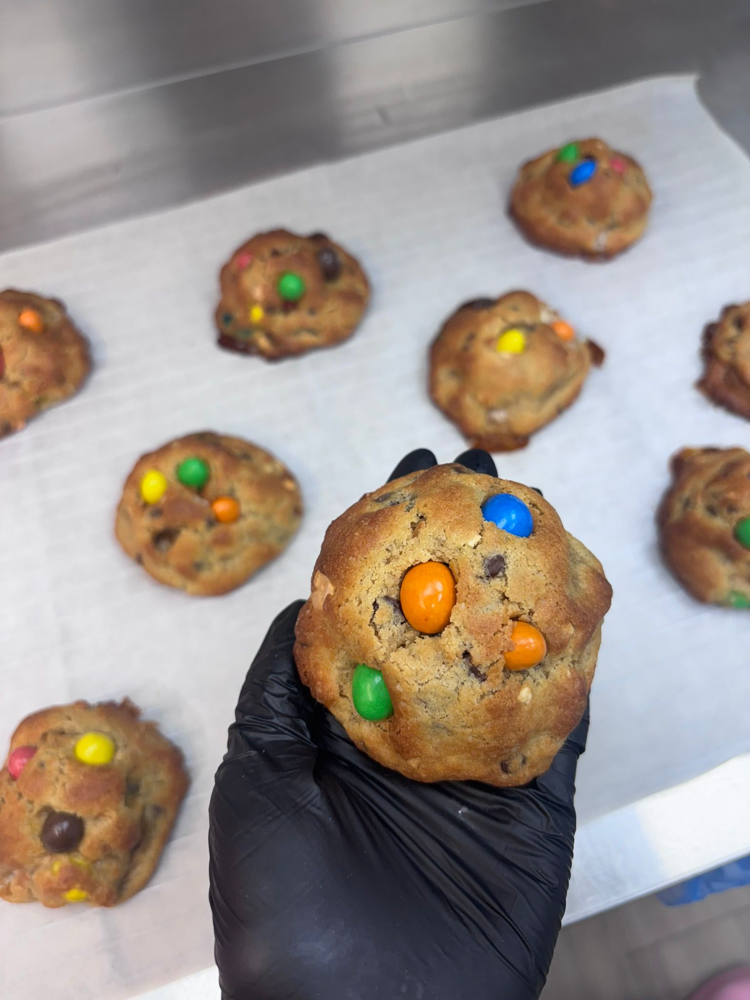Cookie recién hecha sostenida en el obrador de Noe