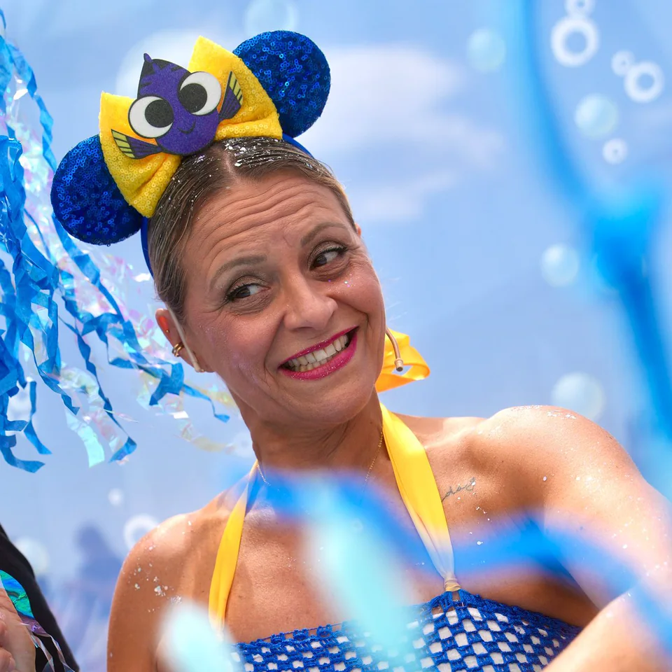 Noe sonriendo con un colorido atuendo azul