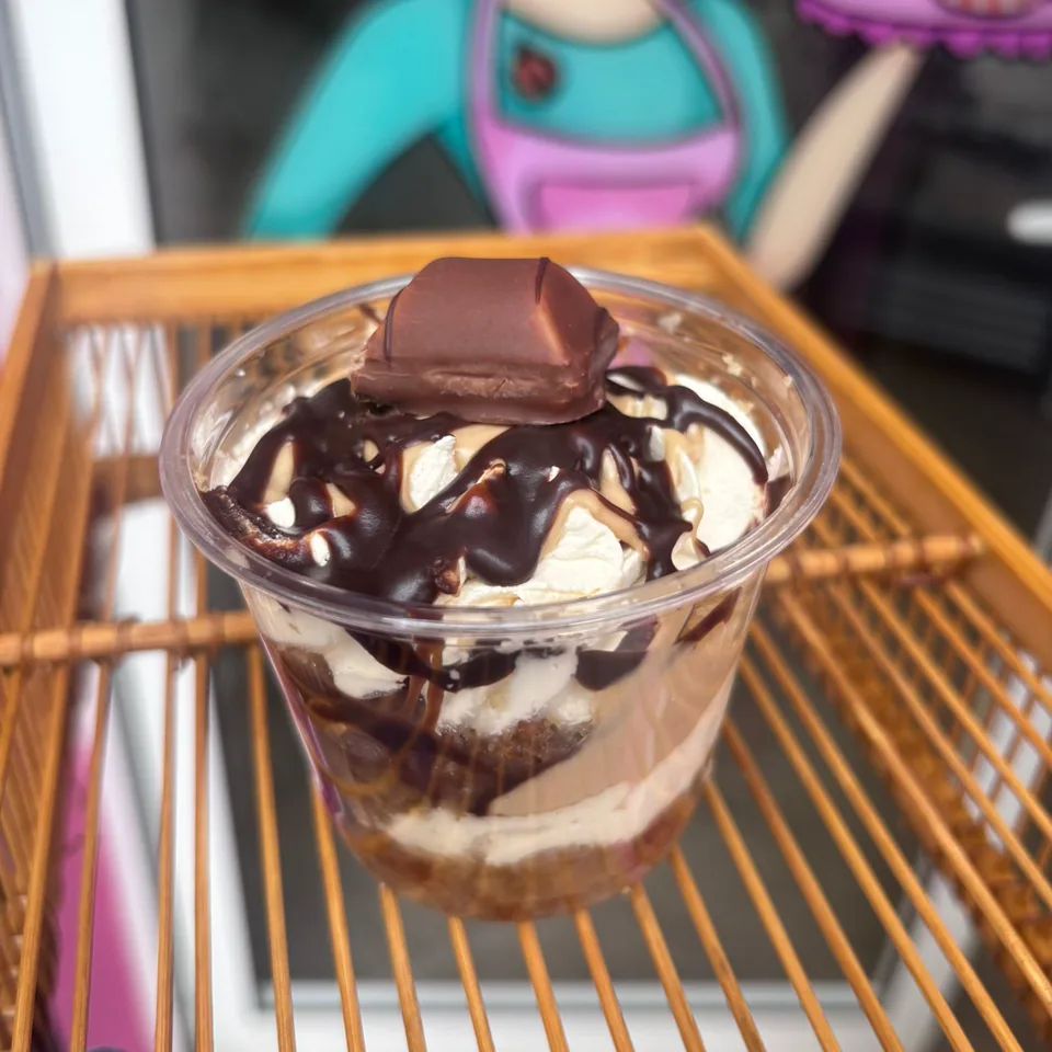 Vasito artesanal de Kinder Bueno con crema y chocolate