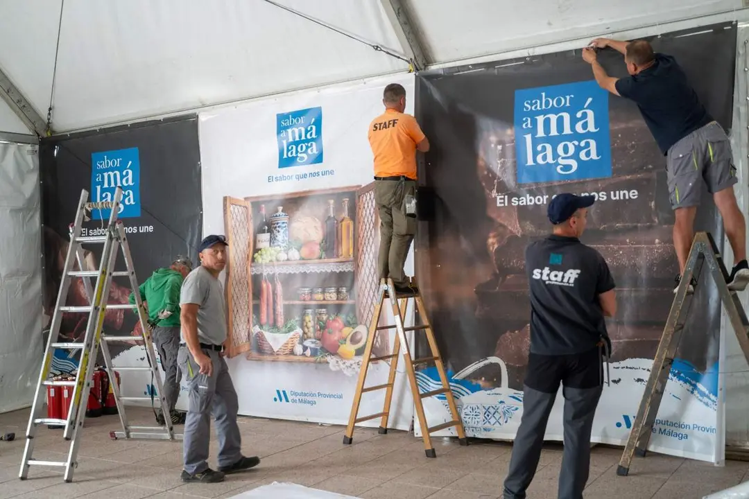 Preparativos de una carpa de la Feria Sabor a Málaga en Benalmádena
