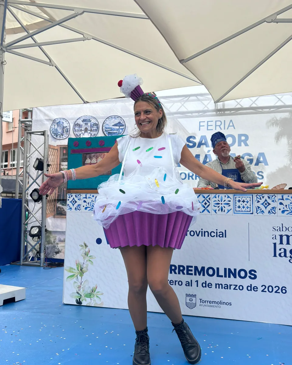 Noelia Lara vestida de cupcake en una feria Sabor a Málaga en Torremolinos