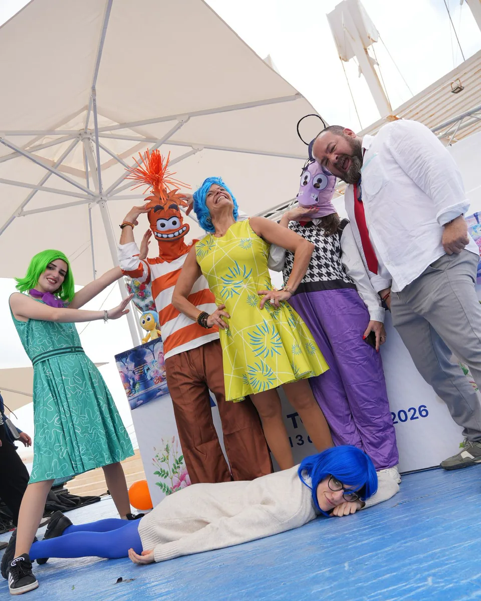 Noelia Lara posando con un grupo de animación en una feria Sabor a Málaga