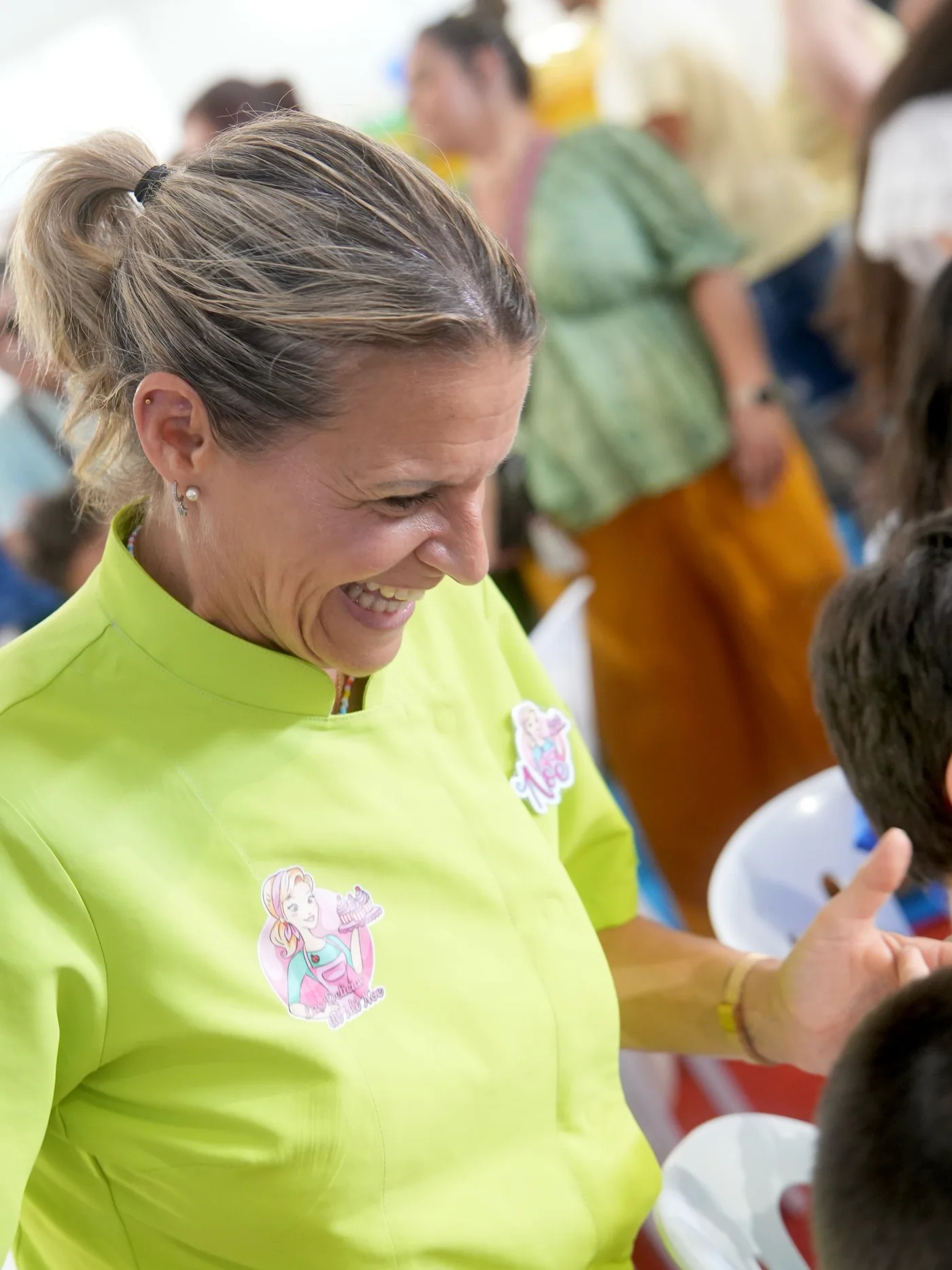 Noelia Lara riéndose con los participantes de un taller de repostería