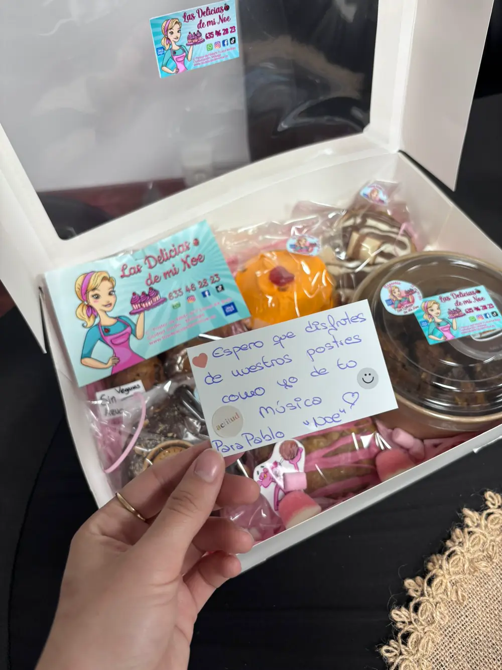 Caja blanca con ventana, surtido de dulces y nota personalizada para una recogida grande