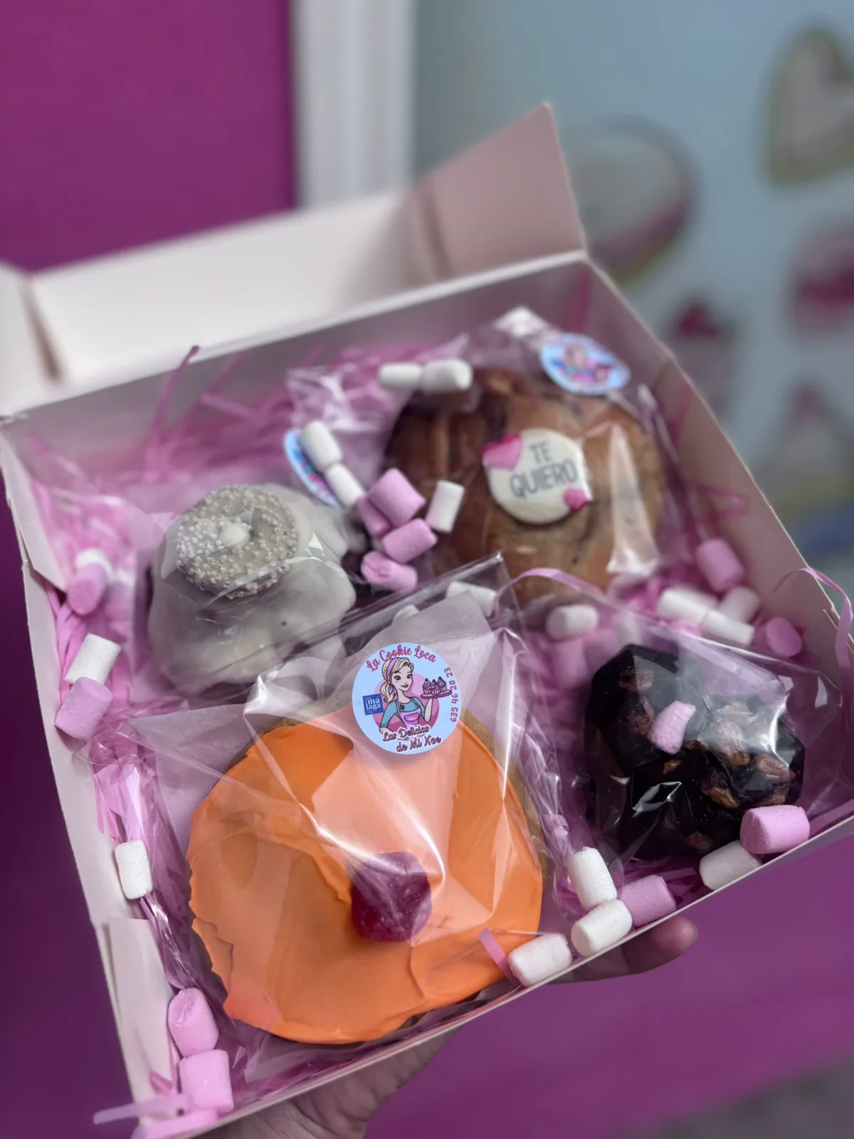 Caja surtida preparada con cookies y dulces protegidos para su entrega