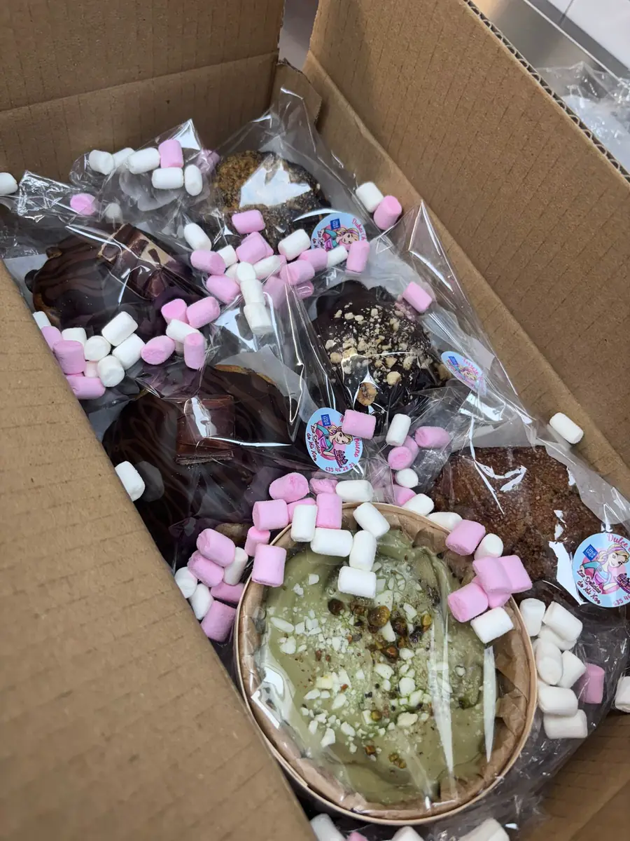 Caja de envío con dulces envueltos individualmente y protegidos para viajar